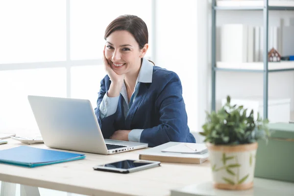 Geschäftsfrau posiert in ihrem Büro — Stockfoto