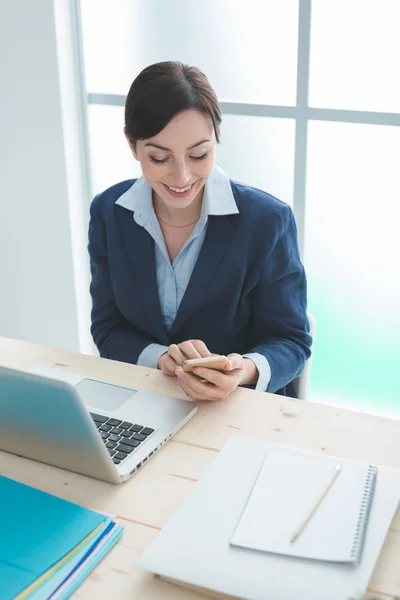Businesswoman using mobile apps — Stock Photo, Image
