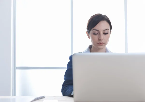 Geschäftsfrau arbeitet und tippt auf einem Laptop — Stockfoto