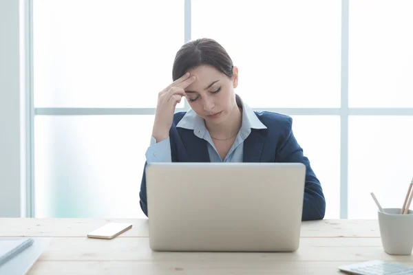 Втомлена бізнес-леді, що працює з ноутбуком — стокове фото