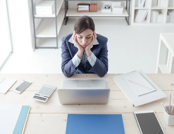 Gelangweilte Geschäftsfrau starrt auf den Computer — Stockfoto