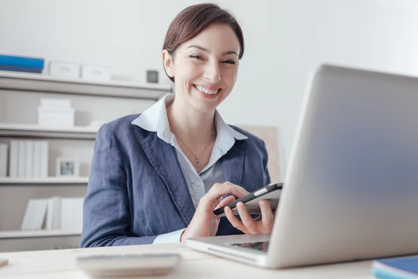 Trabalhador de escritório sorrindo usando um tablet — Fotografia de Stock