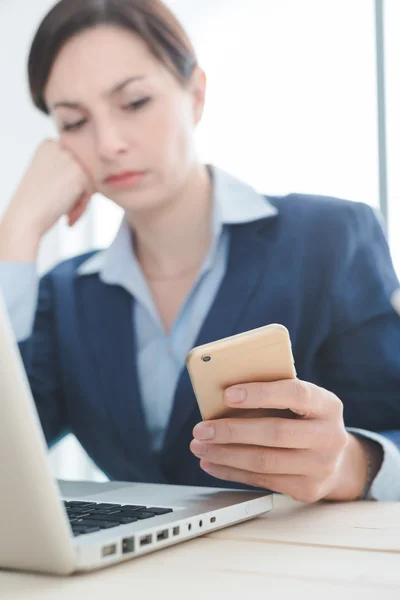 Geschäftsfrau liest SMS — Stockfoto