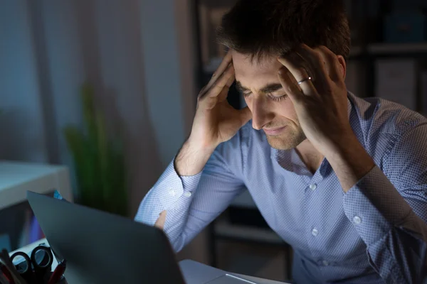 Empresario con dolor de cabeza — Foto de Stock