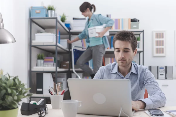 Deux personnes travaillant dans le bureau — Photo