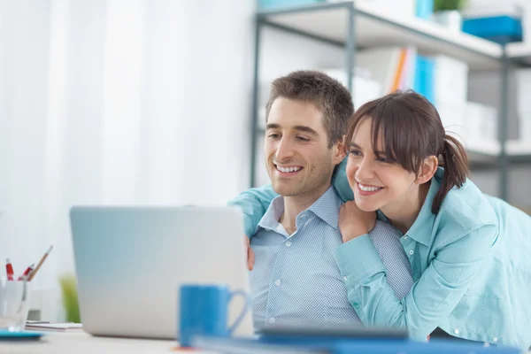 Pareja en casa usando un ordenador portátil — Foto de Stock