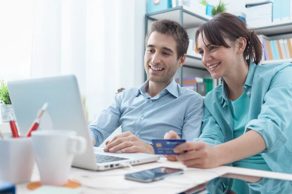 Paar kauft zu Hause online ein — Stockfoto