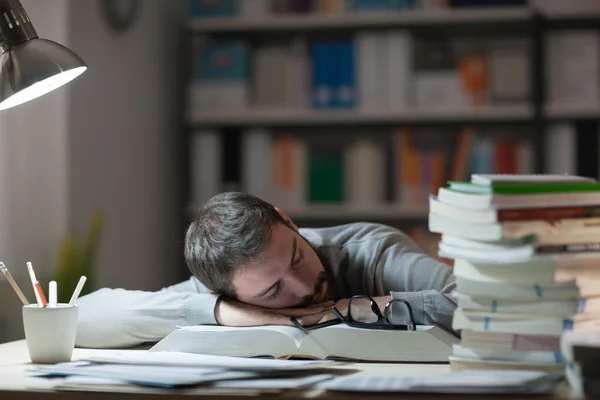 Uomo che dorme alla sua scrivania — Foto Stock