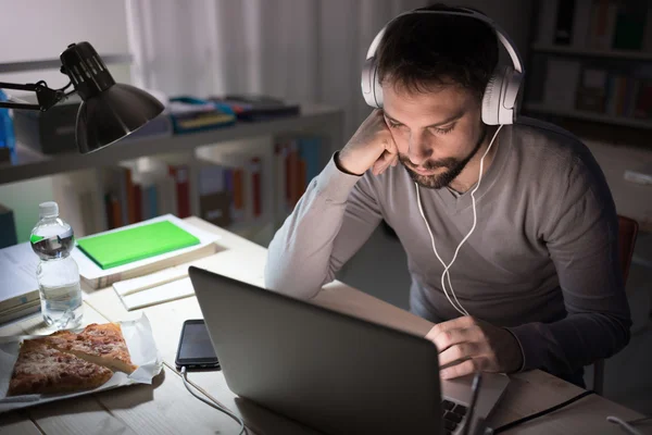 Junger Mann trägt Kopfhörer, — Stockfoto