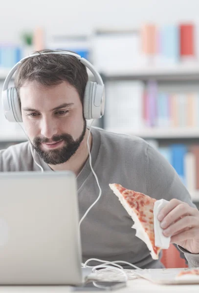 Man die verbinding maakt met internet met een laptop — Stockfoto