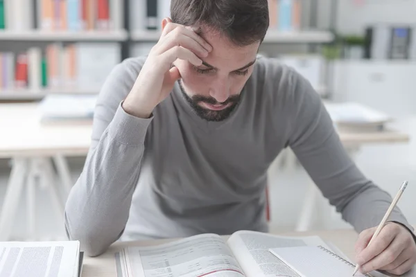 Man studying in the library — Stock Photo, Image