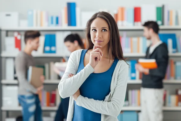 Studentin posiert — Stockfoto