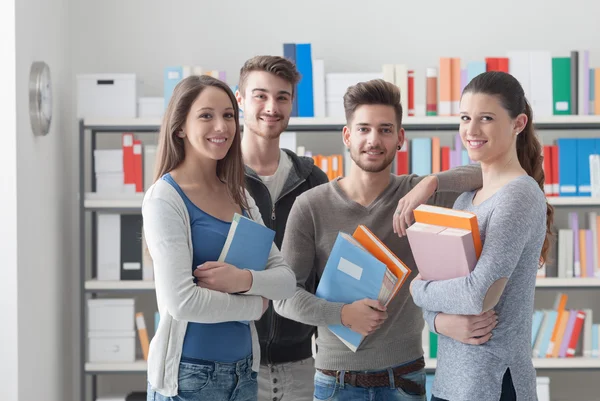 Lächelnde Schulkameraden posieren gemeinsam — Stockfoto