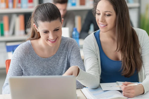 Jóvenes estudiantes universitarios estudiando juntos — Foto de Stock