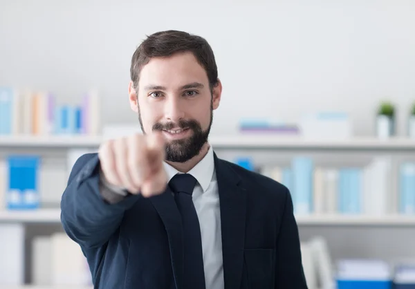 Empresario apuntando a la cámara — Foto de Stock