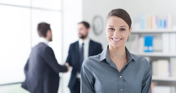 Junge Geschäftsfrau posiert im Büro — Stockfoto