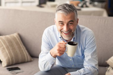 Adam evde kanepede rahatlatıcı