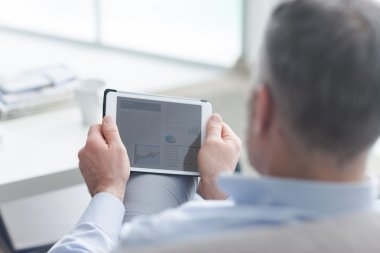 Bir değmek perde tablet kullanan adam