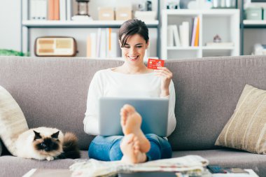 İnternetten alışveriş yapan kadın