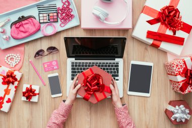  Müşteri bir dizüstü bilgisayar kullanarak online alışveriş