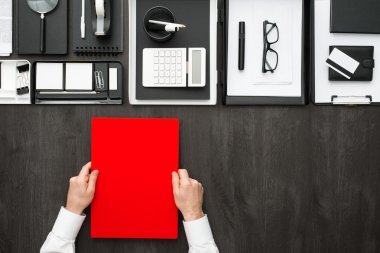 Ofis masasında çalışan bir iş adamı.