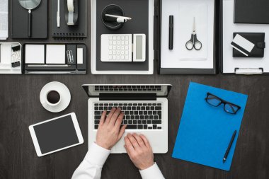 Ofis masasında çalışan bir iş adamı.
