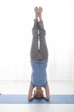 kadın pratik yoga ve meditasyon
