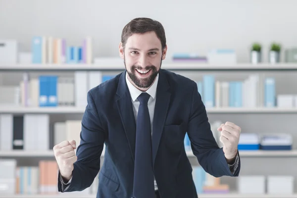 Hombre de negocios con puños levantados —  Fotos de Stock