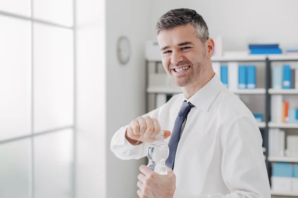 Arbeiter in der Hand einer Wasserflasche — Stockfoto