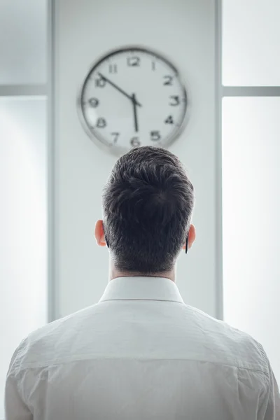 Businessman staring at the clock — Stock Photo, Image
