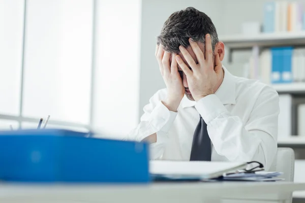 Mann arbeitet am Schreibtisch — Stockfoto