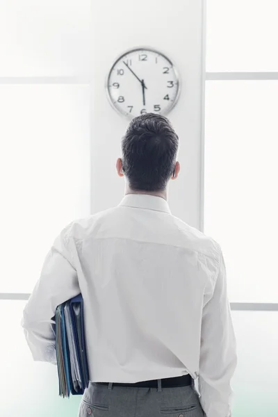 Businessman staring at the clock — Stock Photo, Image
