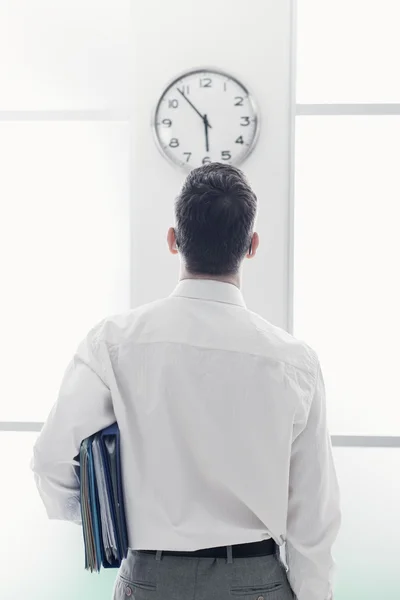 Geschäftsmann starrt auf die Uhr — Stockfoto