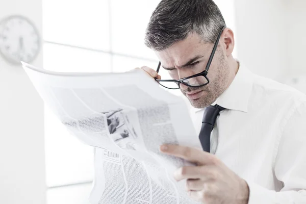 Geschäftsmann liest Eilmeldungen — Stockfoto