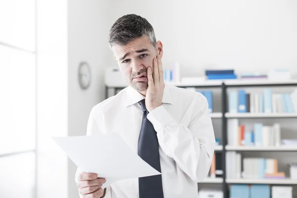 Hombre de negocios recibiendo facturas caras — Foto de Stock