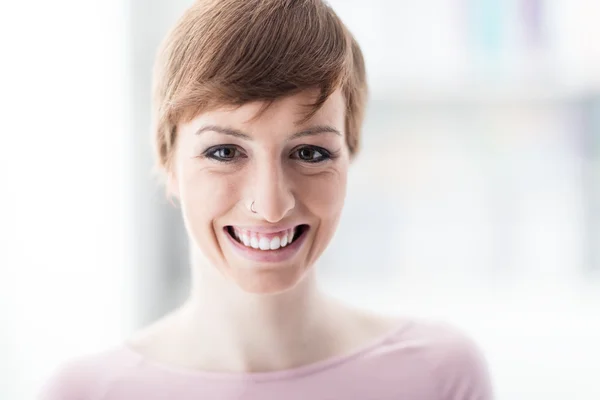 Młoda kobieta uśmiechnięta — Zdjęcie stockowe