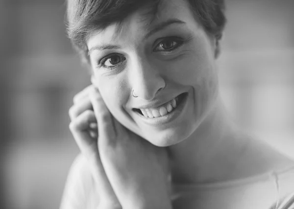 Mujer atractiva sonriendo — Foto de Stock