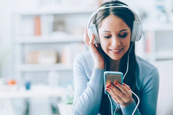 Menina usando smartphone — Fotografia de Stock