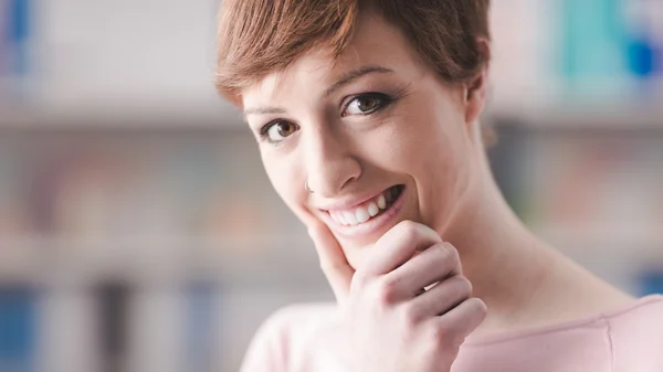 Glimlachende jonge vrouw poseren — Stockfoto