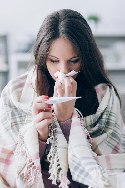 Хвора жінка приймає температуру — стокове фото