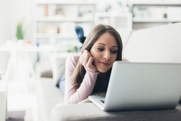 Flicka nätverk med sin laptop — Stockfoto