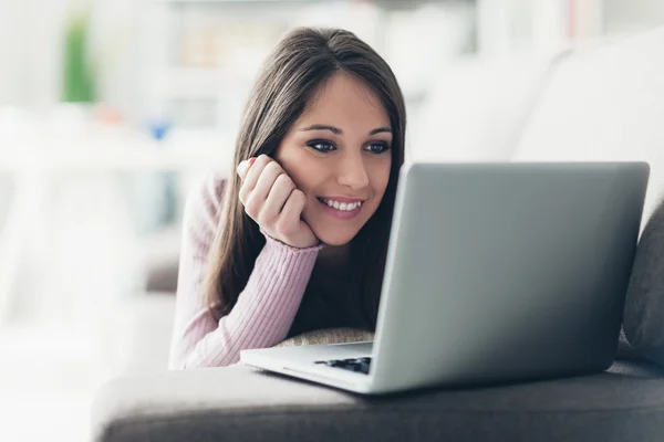 Flicka nätverk med sin laptop — Stockfoto