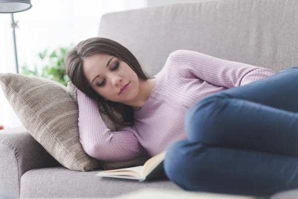 Flicka vilar och läsa en bok — Stockfoto