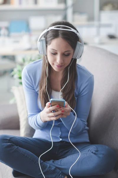 Девушка слушает музыку — стоковое фото