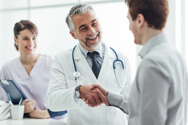 Doktor dává handshake k pacientovi — Stock fotografie