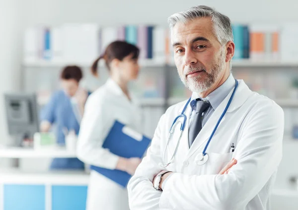 Médico confiado posando —  Fotos de Stock