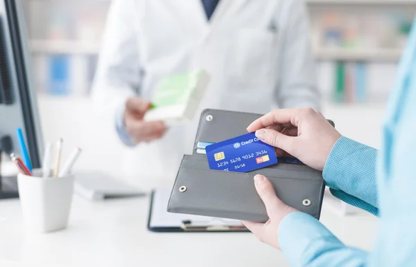 Vrouw kopen van producten in de apotheek — Stockfoto