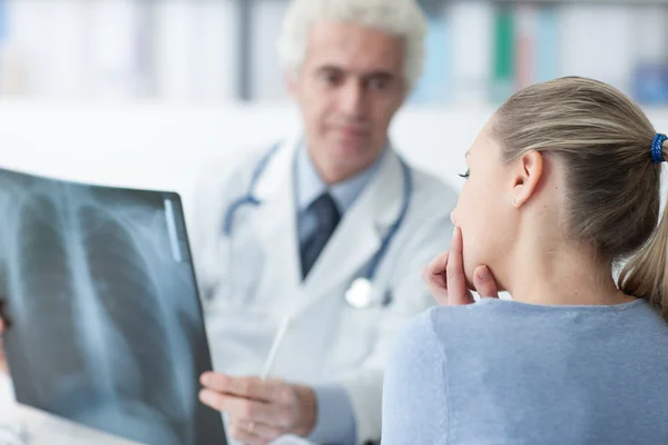 El doctor está examinando una radiografía. — Foto de Stock