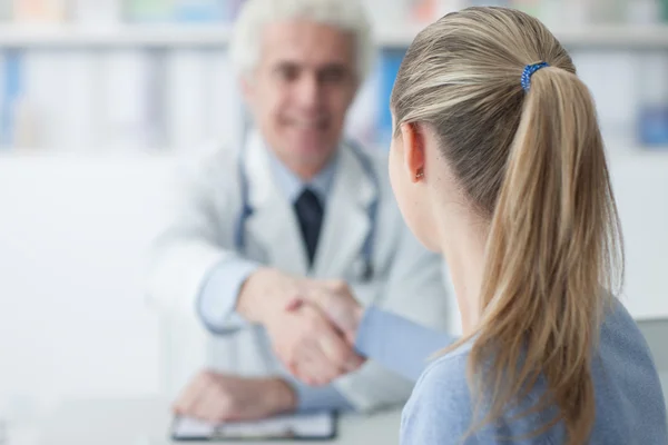 Medico e paziente che stringono la mano — Foto Stock