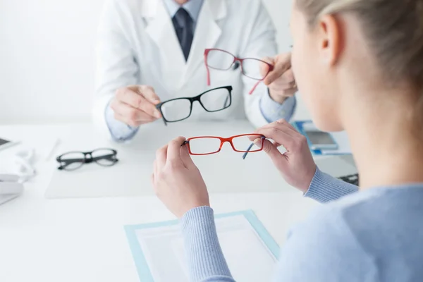 Mujer eligiendo sus nuevas gafas — Foto de Stock